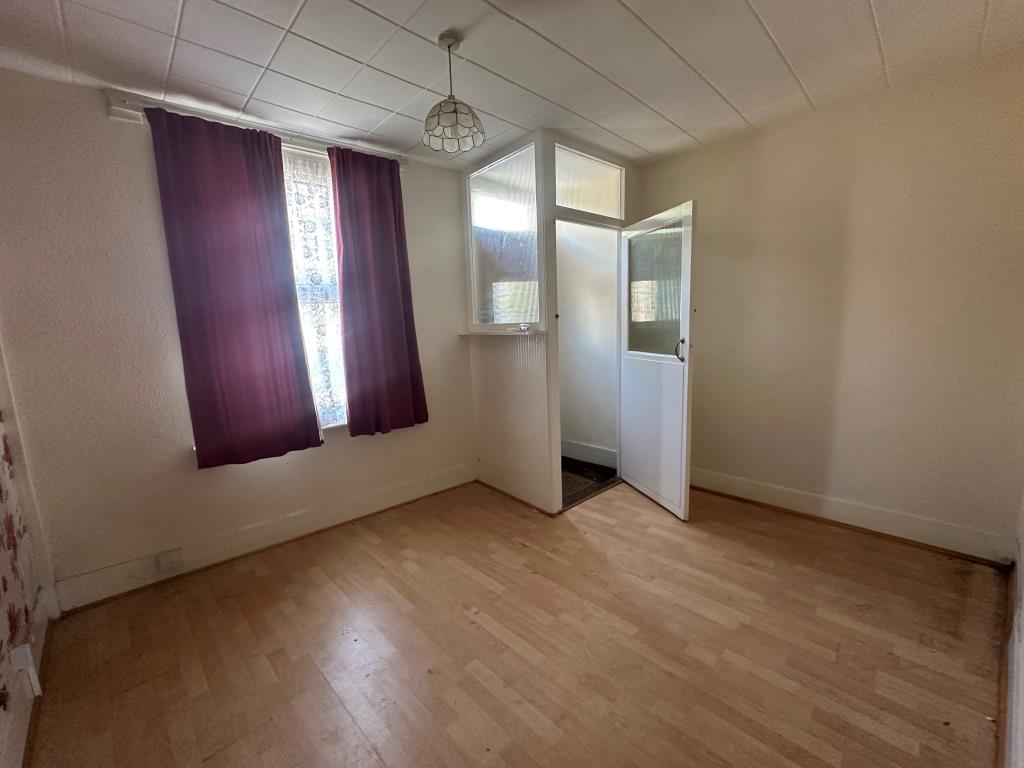 Lot: 155 - END-TERRACE HOUSE FOR REFURBISHMENT - Living room with porch